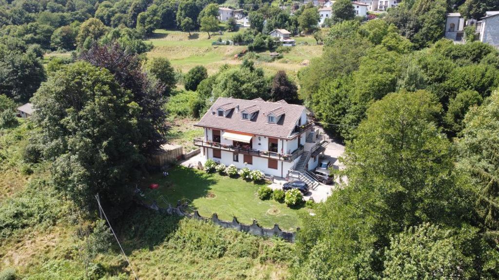 Villa Immersa Nel Verde A Lanzo dʼIntelvi Buitenkant foto